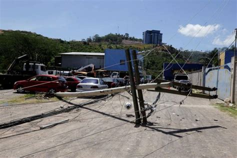 Cinco postes del tendido elÃctrico desplomados deja choque de grÃºa