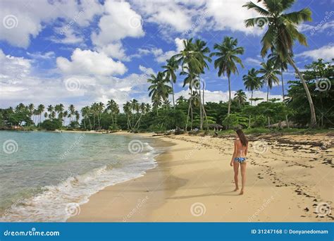 Giovane Donna In Bikini Che Cammina Alla Spiaggia Di Rincon Penisola