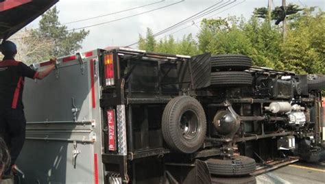 Rem Blong Truk Kayu Tabrak 3 Kendaraan Di Lampu Merah Veteran Gresik