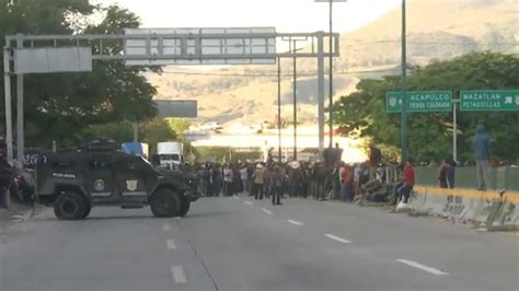 Manifestantes Vuelven A Bloquear La Autopista Del Sol Usan Rhino De La