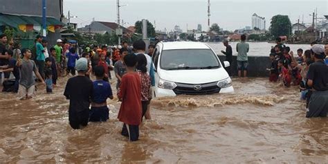 Antisipasi Banjir Pemprov DKI Distribusikan Masker Hingga Buku Panduan