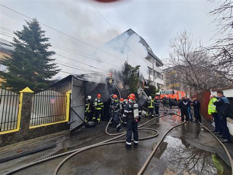 Incendiu Puternic N Bucure Ti Pericol Pentru Un Bloc De Locuin E