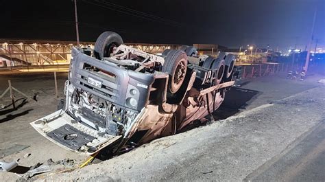 Volcamiento de camión dejó dos lesionados la madrugada de este sábado