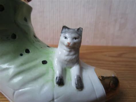 Ancienne Belle Bottine Ou Chaussure En Porcelaine Xixe Avec Un Chat Et