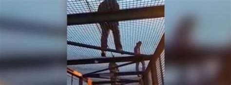 Policías evitan que joven salte de un puente