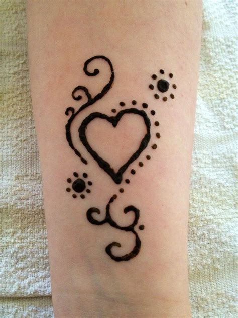 Simple Henna Tattoo On Hand | Small henna designs, Small henna tattoos ...