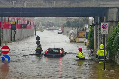 Maltempo Napoli Interrotta La Circumvesuviana