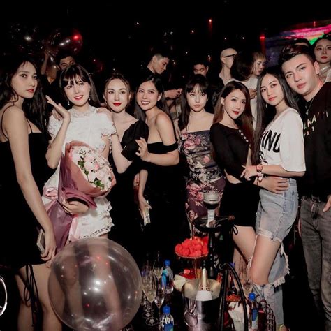 Hội chị em toàn hot girl đình đám của Thúy Vi sao