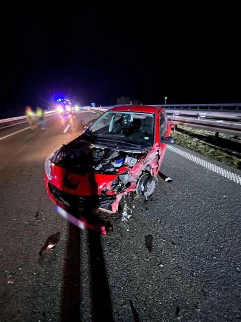 Autostrada Przejezdna Po Wypadku Dosz O Do Zderzenia Samochod W