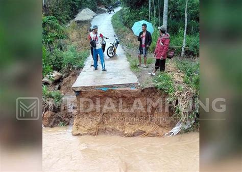 Diterjang Banjir Gorong Gorong Ambruk