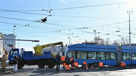 Video Foto Pogledajte Prizore Kaosa U Zagrebu Tramvaj Izletio Iz