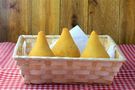 Coxinha Na Cesta Petiscos Brasileiros Tradicionais Da Culin Ria