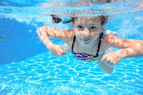 L Enfant Nage Dans La Piscine Sous L Eau Natation De Fille Photo Stock