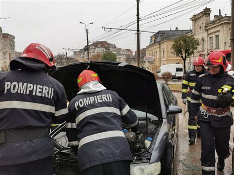 Un autoturism parcat în zona mall ului a luat foc FOTO Stiri din