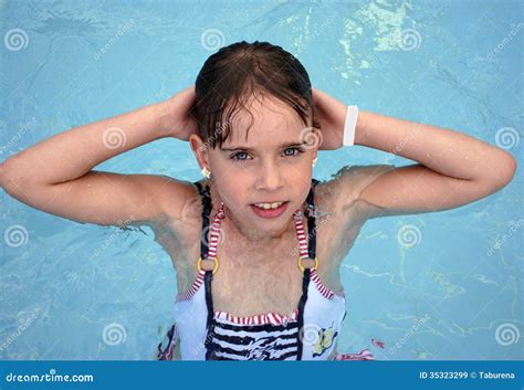 Mädchen Im Pool Stockbild Bild Von Schwimmbad Konzepte 35323299