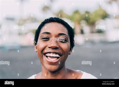 Portrait Dune Femme Africaine Banque Dimage Et Photos Alamy