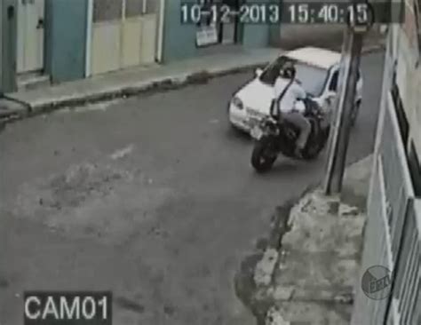 C Meras Flagram Batida Entre Carro E Motocicleta Em Varginha Mg Al