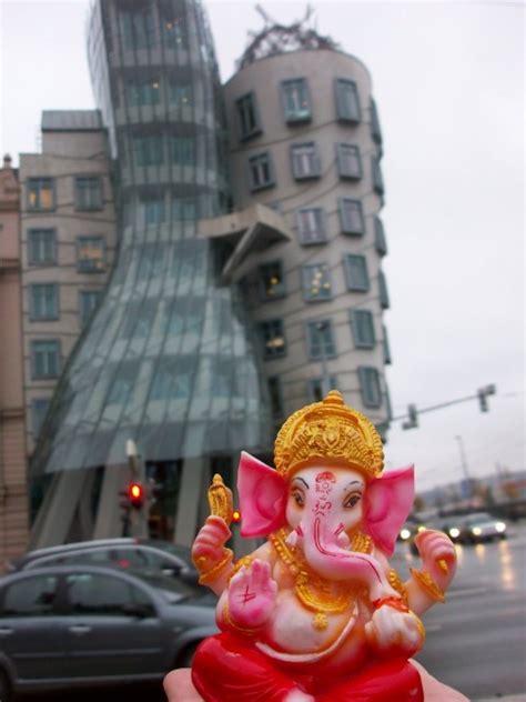 Ganesh En La Casa Danzante De Frank Gehry Praga Rep Blica Checa