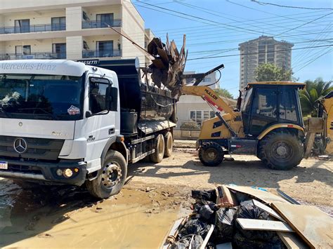 Recolhimento De Entulhos P S Enchente Supera As Mil Toneladas Em Rio