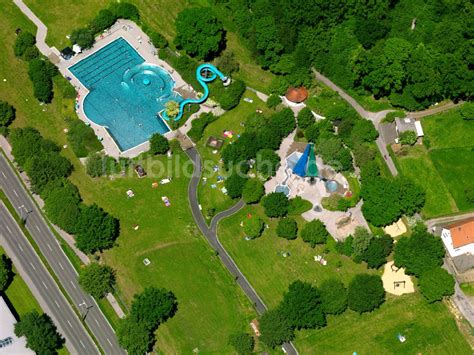 Luftbild Biberach an der Riß Wasserrutsche am Schwimmbecken des