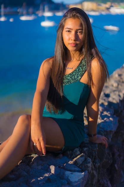 Joven Latina Disfrutando Del Verano Con Un Vestido Verde Junto Al Mar Foto Gratis