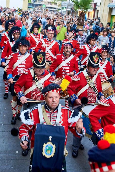 Солдаты барабаня в Tamborrada San Sebastian Баскская страна Испания