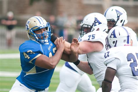 Wesleyan pulls away late for football win - News - Hamilton College