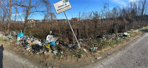 Discarica A Cielo Aperto Sulla Statale Sotto Il Cartello Di Divieto