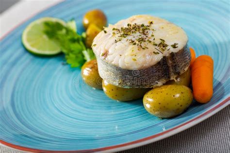 Bacalhau Por Fritura Rusticamente E Servido Batatas Cozidas