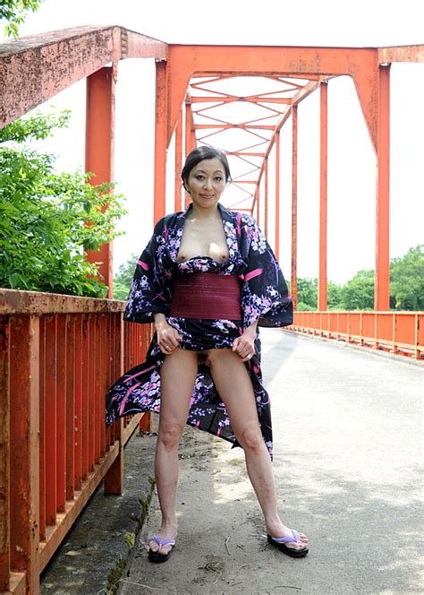 Thumbnow Japanese Babe Yuriko Hosaka Erotic Photo