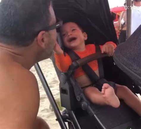 Andréia Sadi e André Rizek mostram seus gêmeos na praia e encantam