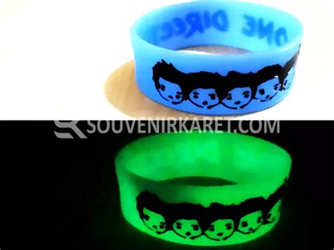 Produksi Gelang Karet Glow In The Dark Souvenir Karet Unik