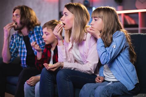 Tv를 보고 팝콘을 먹는 아이들과 함께 깜짝 놀란 부모 Tv 보기에 대한 스톡 사진 및 기타 이미지 Tv 보기 가족 4