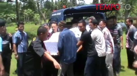 Isak Tangis Iringi Pemakaman Jenazah Atlet Terjun Payung Video Dailymotion