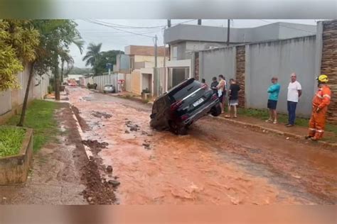 Buraco aberto em pista suga carros durante chuvas no DF Vídeos