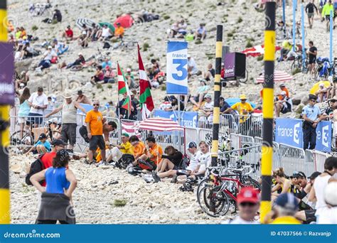 Toeschouwers Van Le Ronde Van Frankrijk Op Mont Ventoux Redactionele