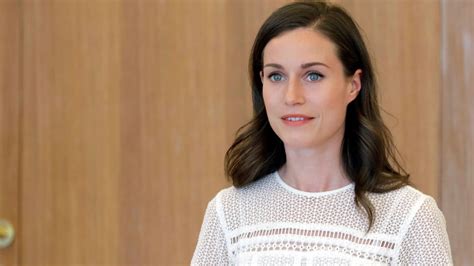 Finnlands Regierungschefin Sanna Marin Feiert Im Glitzerkleid Auf Festival