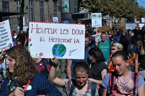 Manifestation Strasbourg Plusieurs Milliers De Personnes Marchent