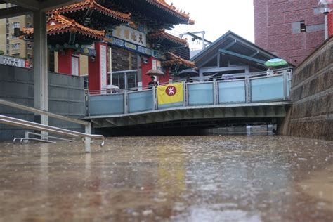 香港遭遇世紀暴雨黃大仙一商場地下全層被淹沒 社會 香港中通社