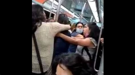 Tres mujeres pelean por un asiento en el vagón exclusivo del Metro