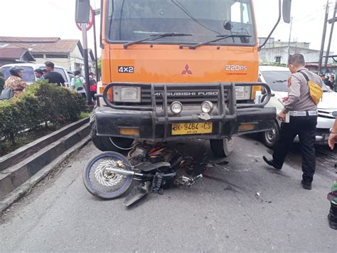 Ini Kronologis Kecelakaan Lalu Lintas Sepeda Motor Vs Dump Truk Fuso Di Km 19 Binjai Timur