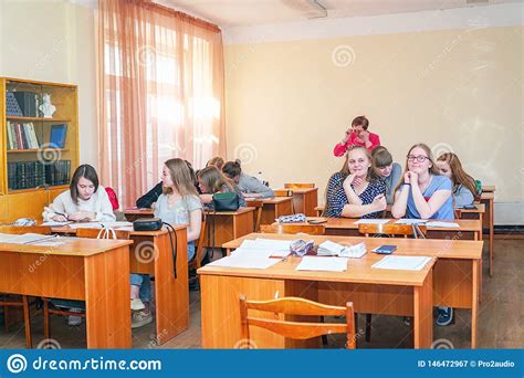 Estudiantes En La Sala De Clase En Sus Escritorios Fotograf A Editorial