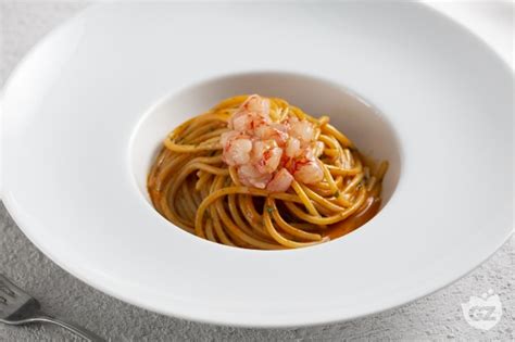 Spaghettoni with Raw Shrimp - Italian recipes by GialloZafferano