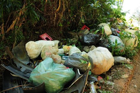 Acúmulo de entulho preocupa os moradores da rua Batista da Costa