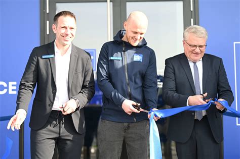 FC Blau Weiß Linz eröffnet Fanservice Center FC Blau Weiß Linz