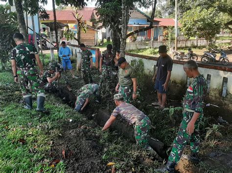 Koramil Galela Gelar Karya Bakti Pasca Rumah Warga Tergenang Air