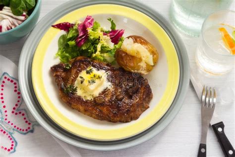 Steak mit Ofenkartoffeln stockbild Bild von gaststätte 88699169