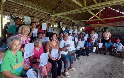 209 Magsasaka Sa Northern Negros Nakatanggap Ng Land Title Mula Sa