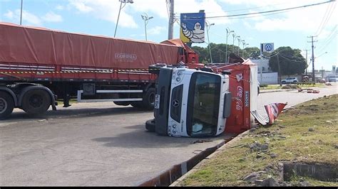 Caminhão tomba na BR 101 e carga de refrigerante é saqueada NE1 G1