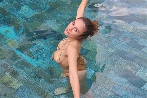 Hot Mom Wulan Guritno Unggah Foto Pakai Bikini Di Kolam Renang